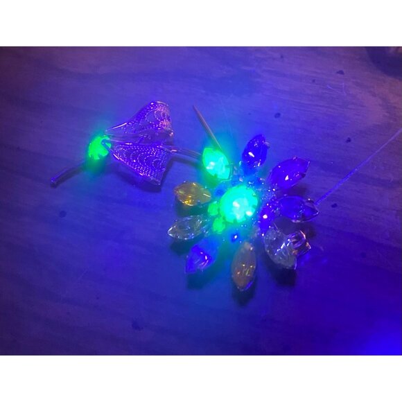 Vtg URANIUM GLASS Brooch | Mid-Century Fluorescent Crystal Floral Spray Pin | UV - Picture 4 of 8